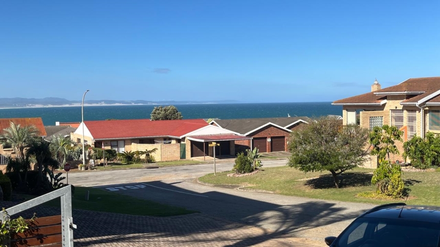 5 Bedroom Property for Sale in Wavecrest Eastern Cape